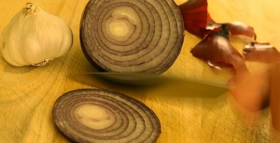 allo e cebola para tratar fungos nas unhas