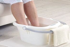 baño de pés para o tratamento de fungos