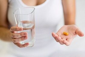 tomando pílulas para tratar fungos no pé